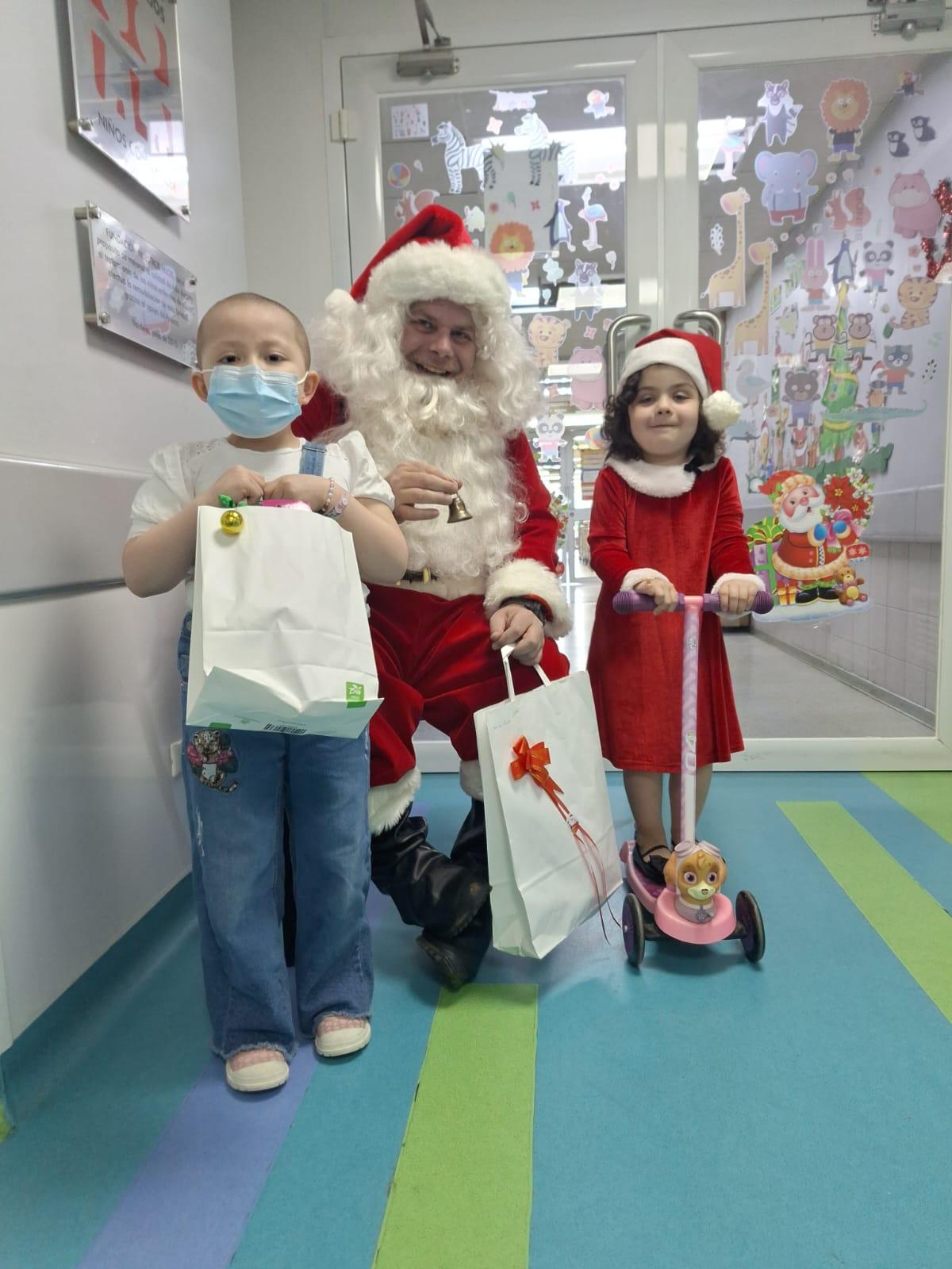 Niños con Papá Noel en hospital