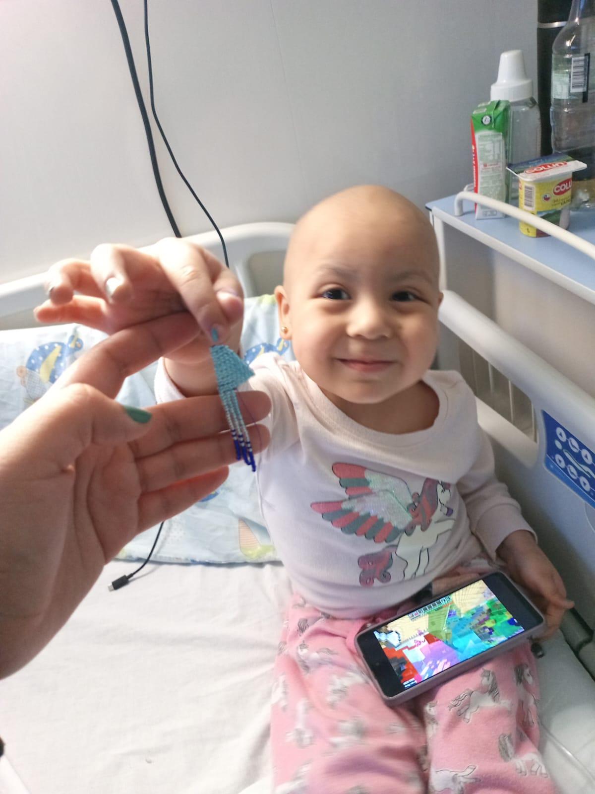 Niña en hospital sonriendo