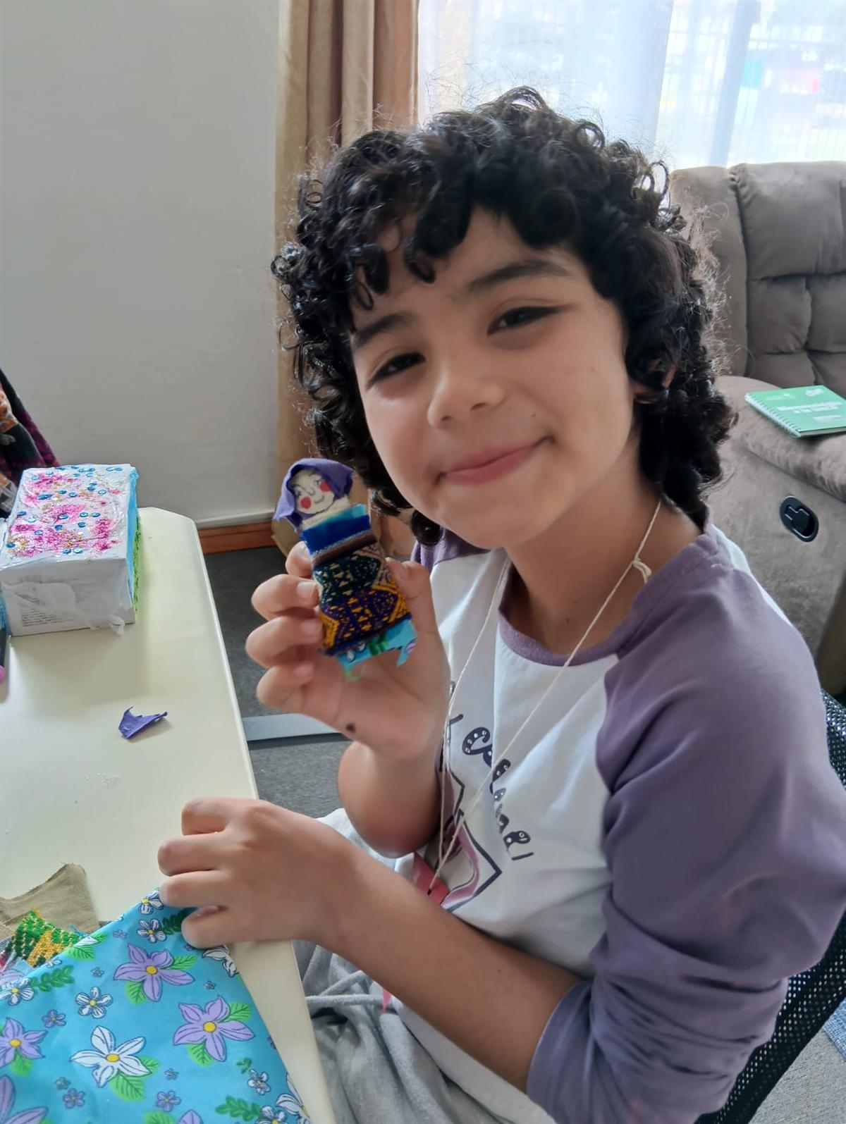 Niño con muñeca artesanal